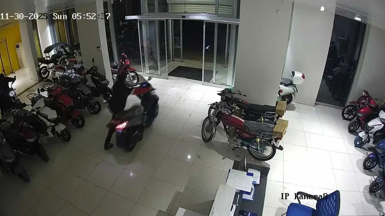 Adana’da 4 Çocuk Motosiklet Galerisini Soydu: O Anlar Kameraya Takıldı! 2